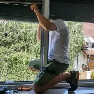 Entretien et lubrification d'un volet en bois par un artisan Entretien et lubrification d'un volet en bois par un artisan
